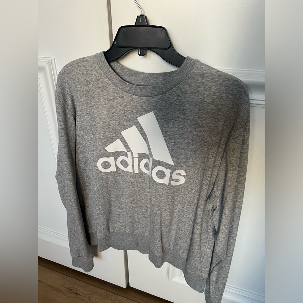 Like new Adidas lightweight crewneck. Size M